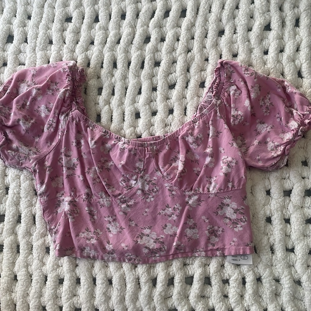 Holster size small floral, crop top with puffy sleeves